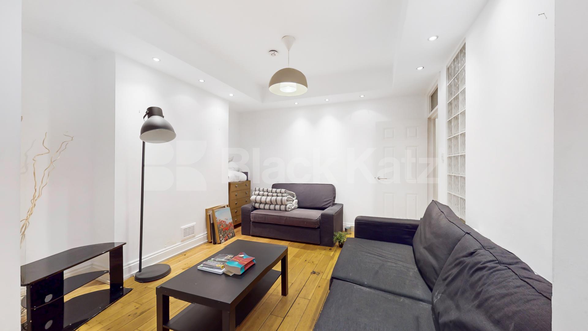 Stylish 3 Bedroom Flat on Quiet Residential Street Rochester Road, Camden